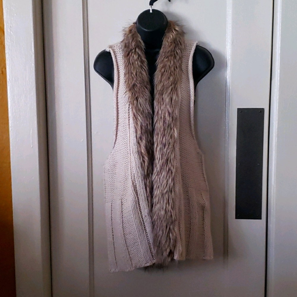 bke cruelty free fur collar sleeveless sweater